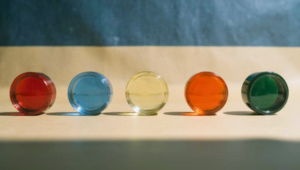 4 LENSES 編集部 — 同じニュースを4つのレンズで。